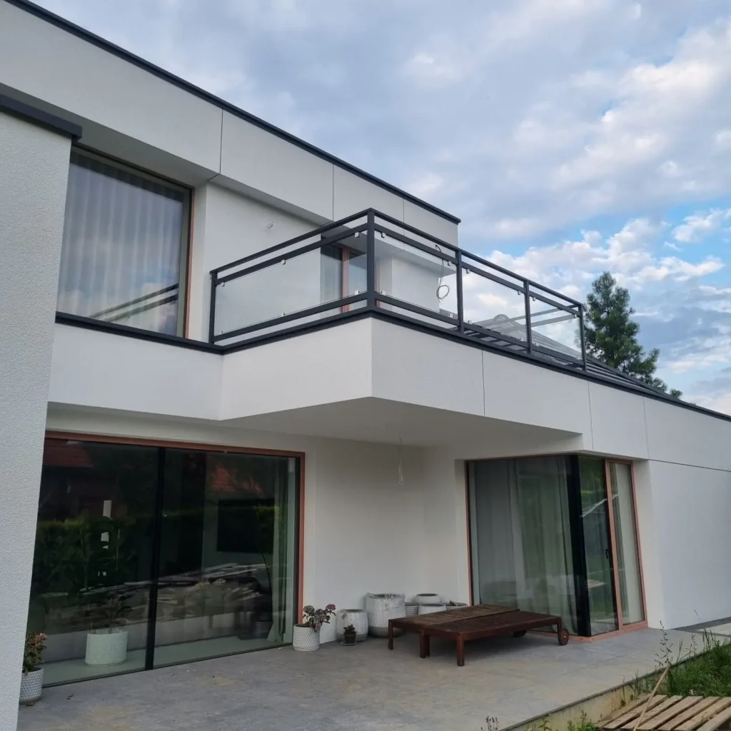 Sklenené zábradlie na balkóne - realizácia Fello